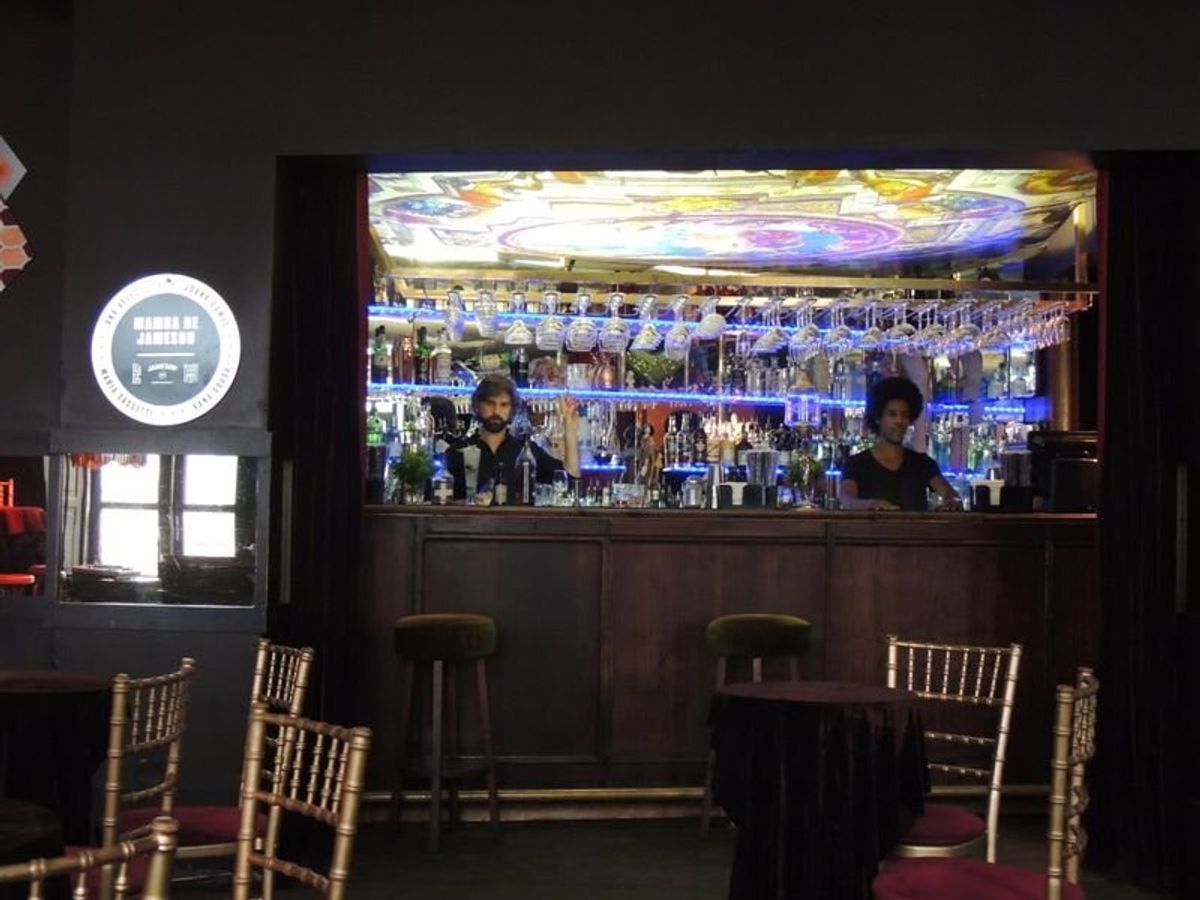 船員の旅籠屋を改装して作たというバー。
奥に本屋があり、占いコーナーがあり...