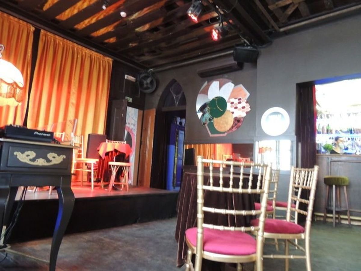 船員の旅籠屋を改装して作たというバー。
奥に本屋があり、占いコーナーがあり...