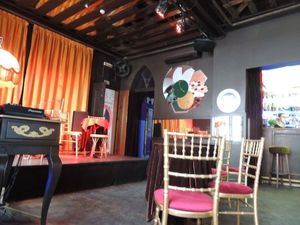 船員の旅籠屋を改装して作たというバー。
奥に本屋があり、占いコーナーがあり...