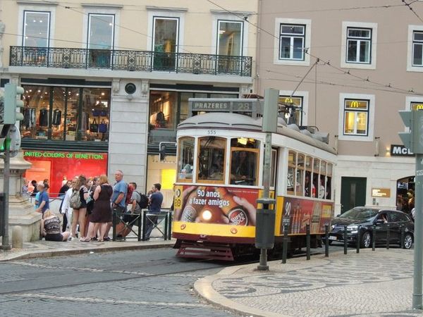 ポルトガル・リスボン「2017年 リスボン」の写真：線によっては近代的なトラムも走っていて、...