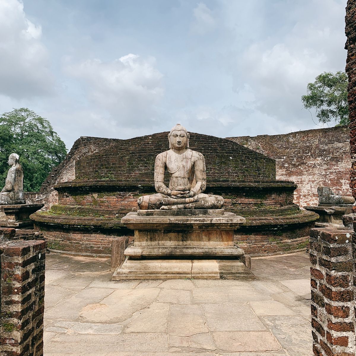 2日目はポロンナルワへ。仏像や遺跡を色々見て回る。
