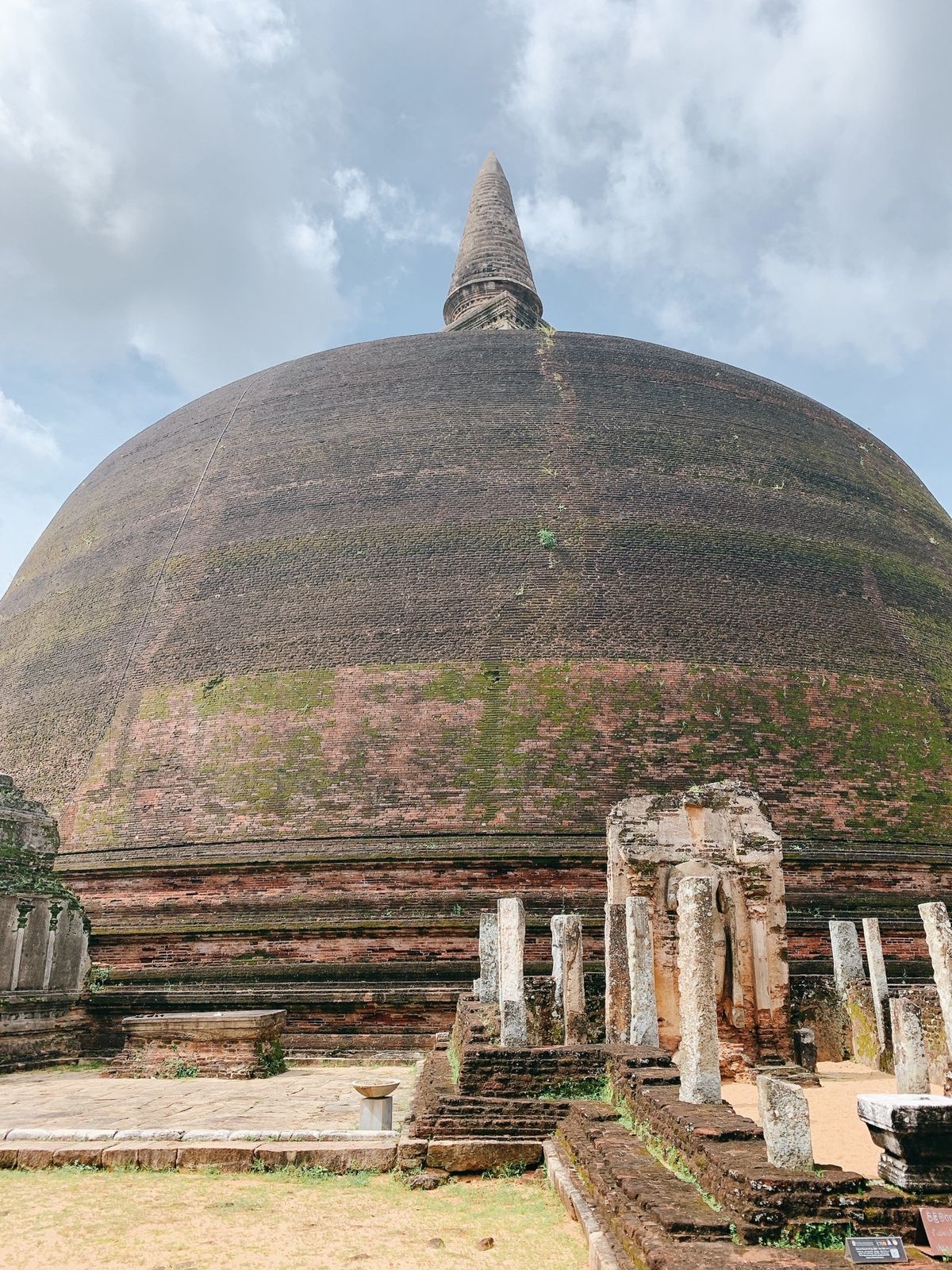 2日目はポロンナルワへ。仏像や遺跡を色々見て回る。
