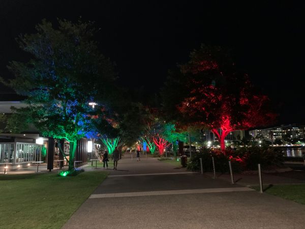 オーストラリア連邦・ケアンズ「年末年始ケアンズ」の写真：ケアンズ市内夜の街並み。わりと明るいかも...