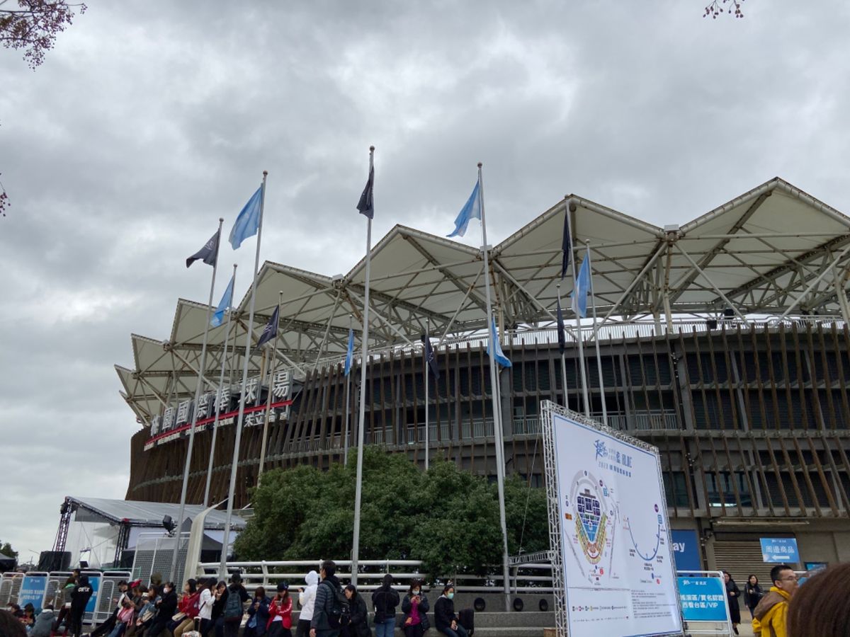 また戻って来ました。
プレミア12の名残りなのか、最寄駅に人工芝が敷いてあ...