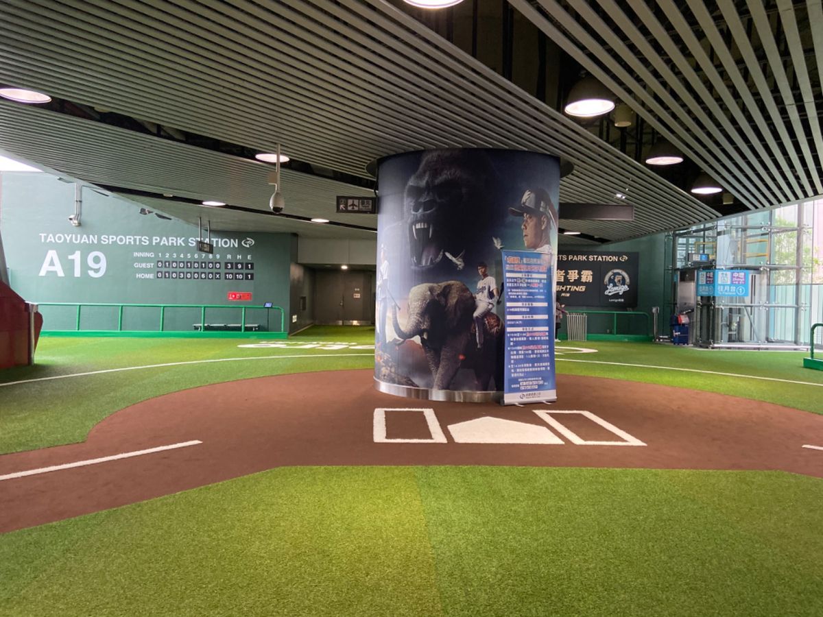 また戻って来ました。
プレミア12の名残りなのか、最寄駅に人工芝が敷いてあ...