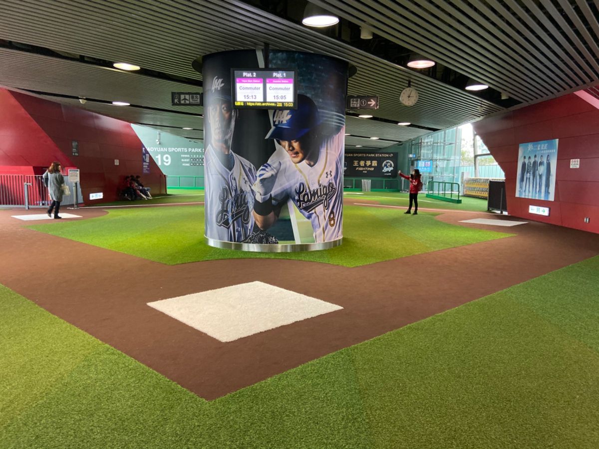 また戻って来ました。
プレミア12の名残りなのか、最寄駅に人工芝が敷いてあ...