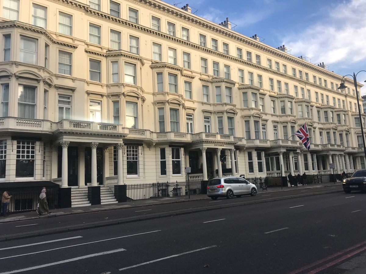 ホテルはラディソンブルーエドワーディアンバンダービルト。ツリーが綺麗でした。