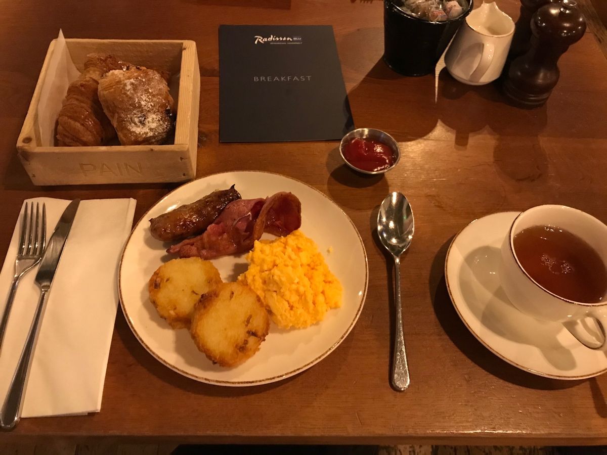 ホテルはラディソンブルーエドワーディアンバンダービルト。ツリーが綺麗でした。