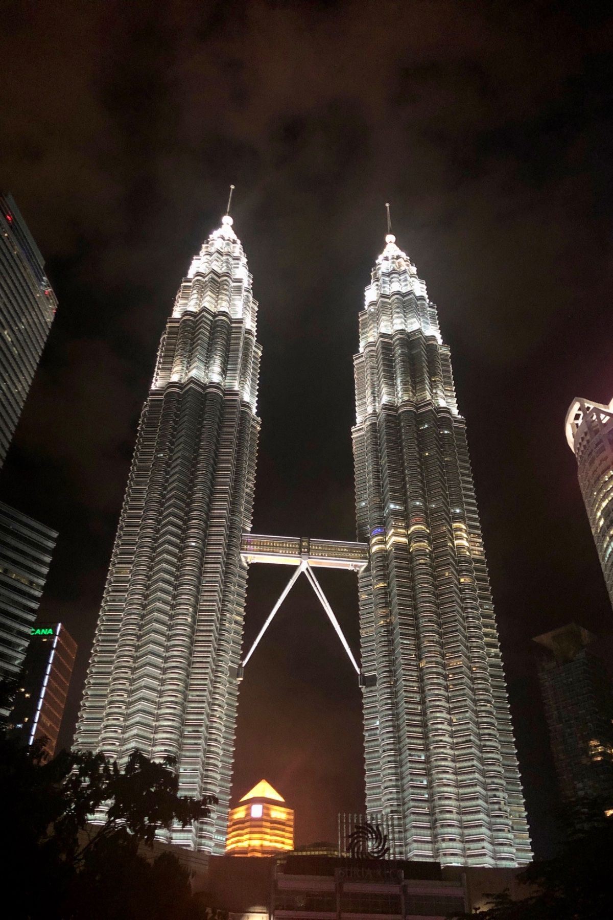 折角なので、KLCCパークでカウントダウン!1時間前には場所取り完了。いざ...