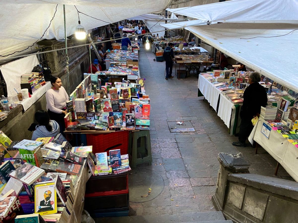 ベジャス・アルテス宮殿の近くの古本市

海外の古本ってなんかオシャレな雰囲...