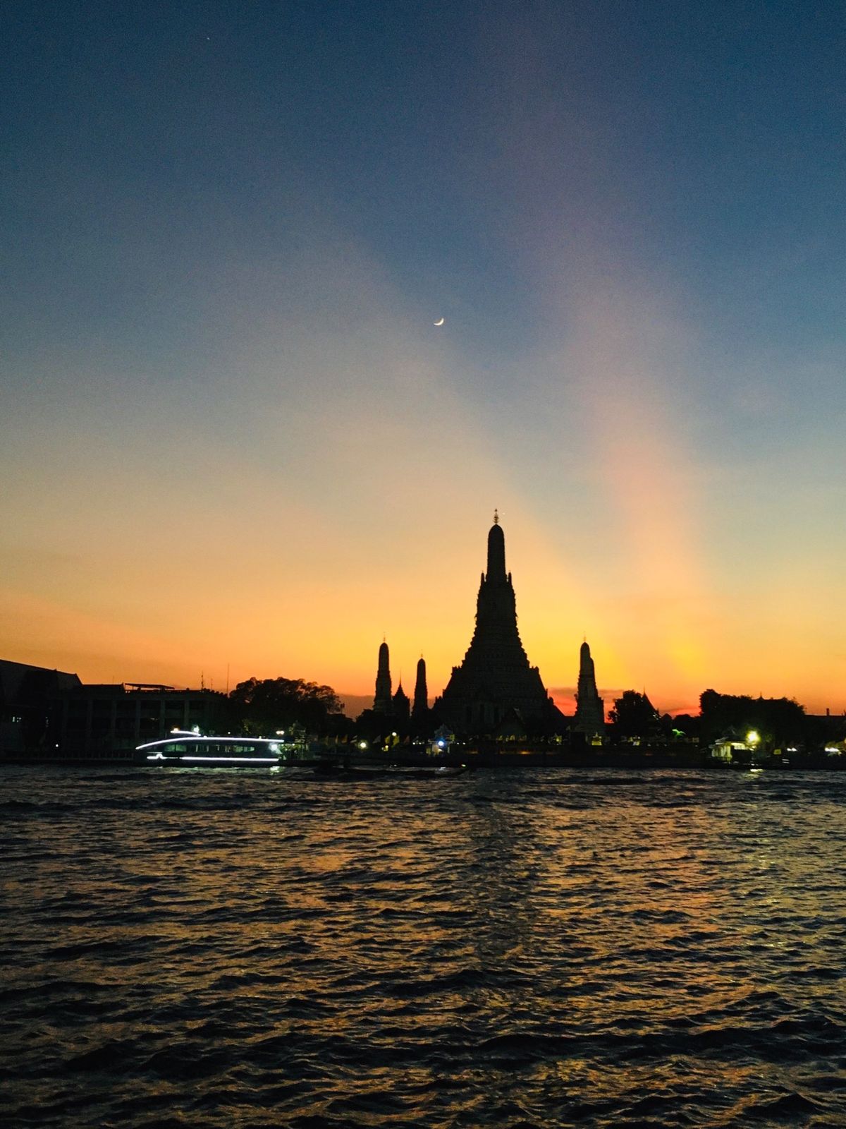 チェチューンサオ(ピンクのガネーシャ)
とThe Deckからみるサンセッ...