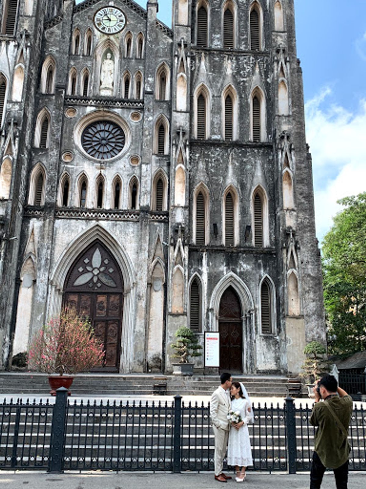 聖ジョセフ大聖堂では何組ものカップルが結婚の記念写真を撮影していました。