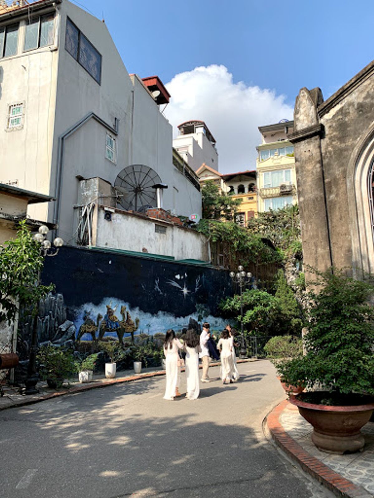 聖ジョセフ大聖堂では何組ものカップルが結婚の記念写真を撮影していました。