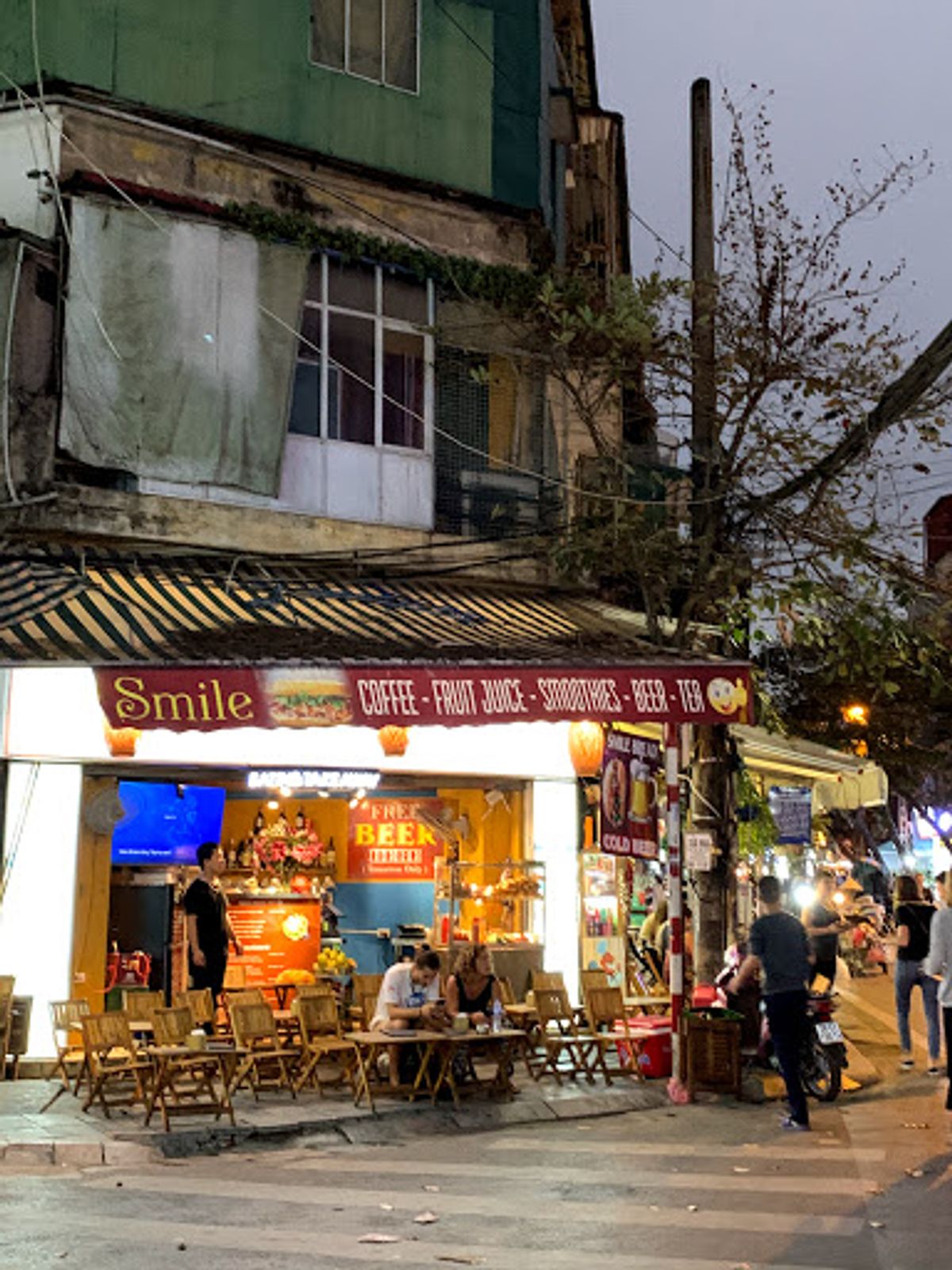 ハノイにはいたるところにカフェが。ビールを飲んでいると突然イスの下からニワ...