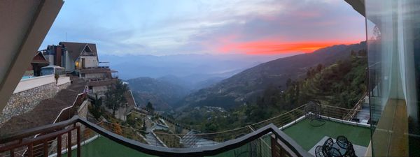 ネパール「ヒマラヤ山脈からの初日の出を見る旅」の写真：ホテルからの眺め