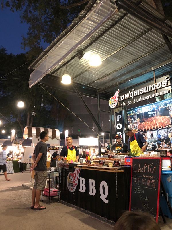 タイ「ホアヒン」の写真：タマリンドマーケットで夕食
BBQポーク...