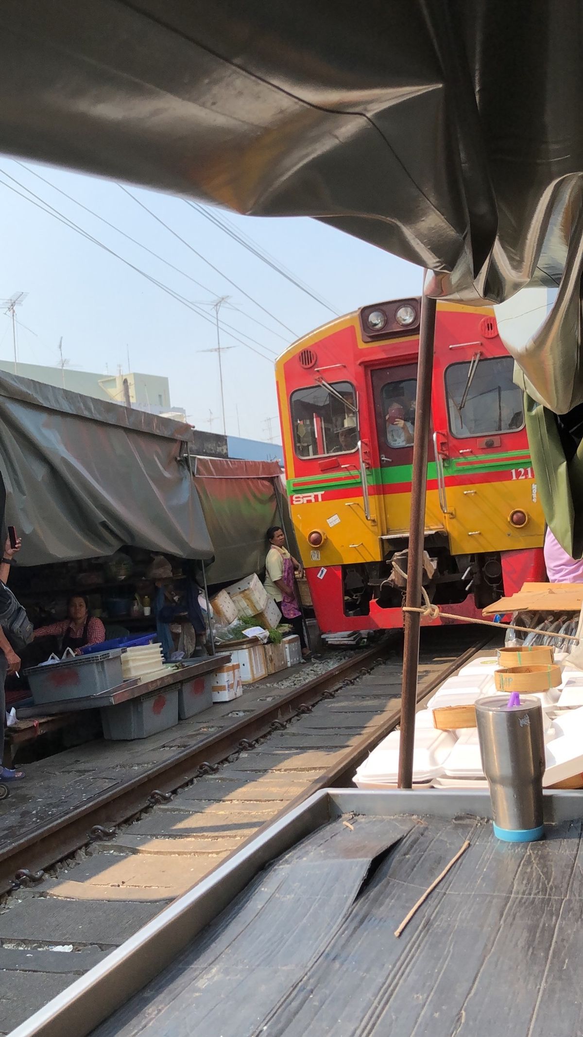 メークロン市場
お土産屋もあるし、地元民も利用する野菜屋や魚屋などもあって...