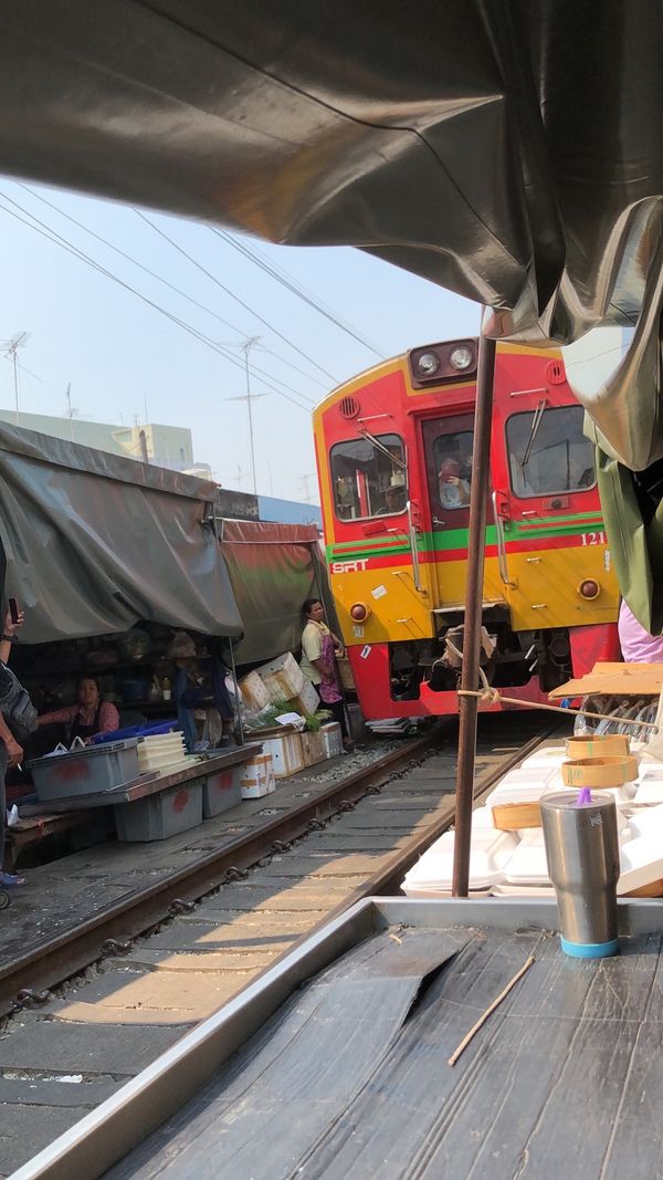 タイ・バンコク「メークロン市場〜バンコク」の写真：メークロン市場
お土産屋もあるし、地元民...