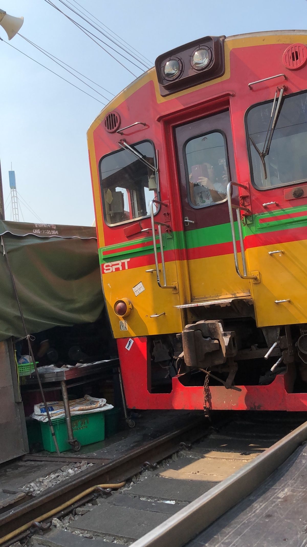 メークロン市場
お土産屋もあるし、地元民も利用する野菜屋や魚屋などもあって...