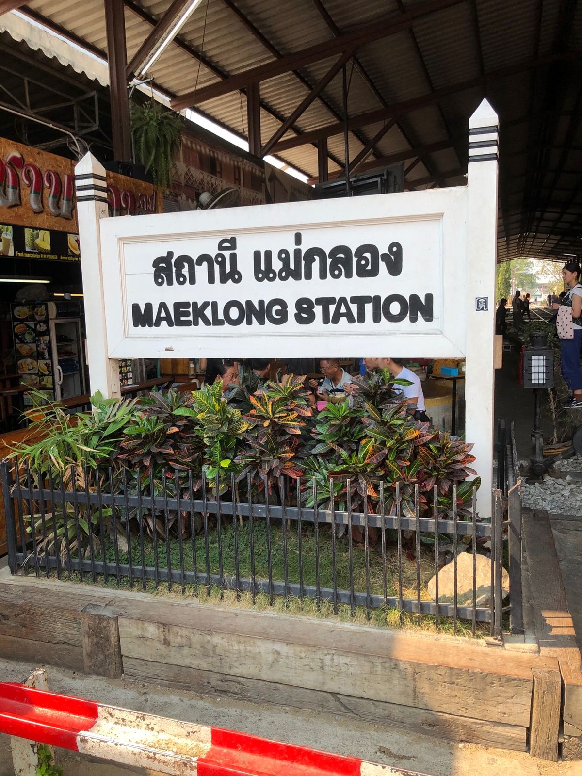 メークロン市場
お土産屋もあるし、地元民も利用する野菜屋や魚屋などもあって...