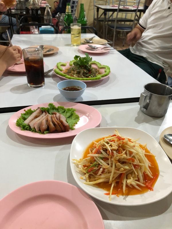 タイ・バンコク「メークロン市場〜バンコク」の写真：イサーン料理屋で現地在住の友達家族と夕食