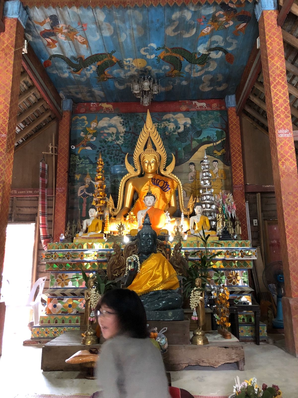 メーカンポン村
カオソーイ屋さんでランチ。

まだまだタイ人向けの観光地の...