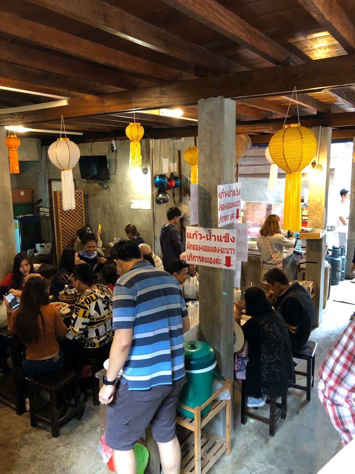 メーカンポン村
カオソーイ屋さんでランチ。

まだまだタイ人向けの観光地の...