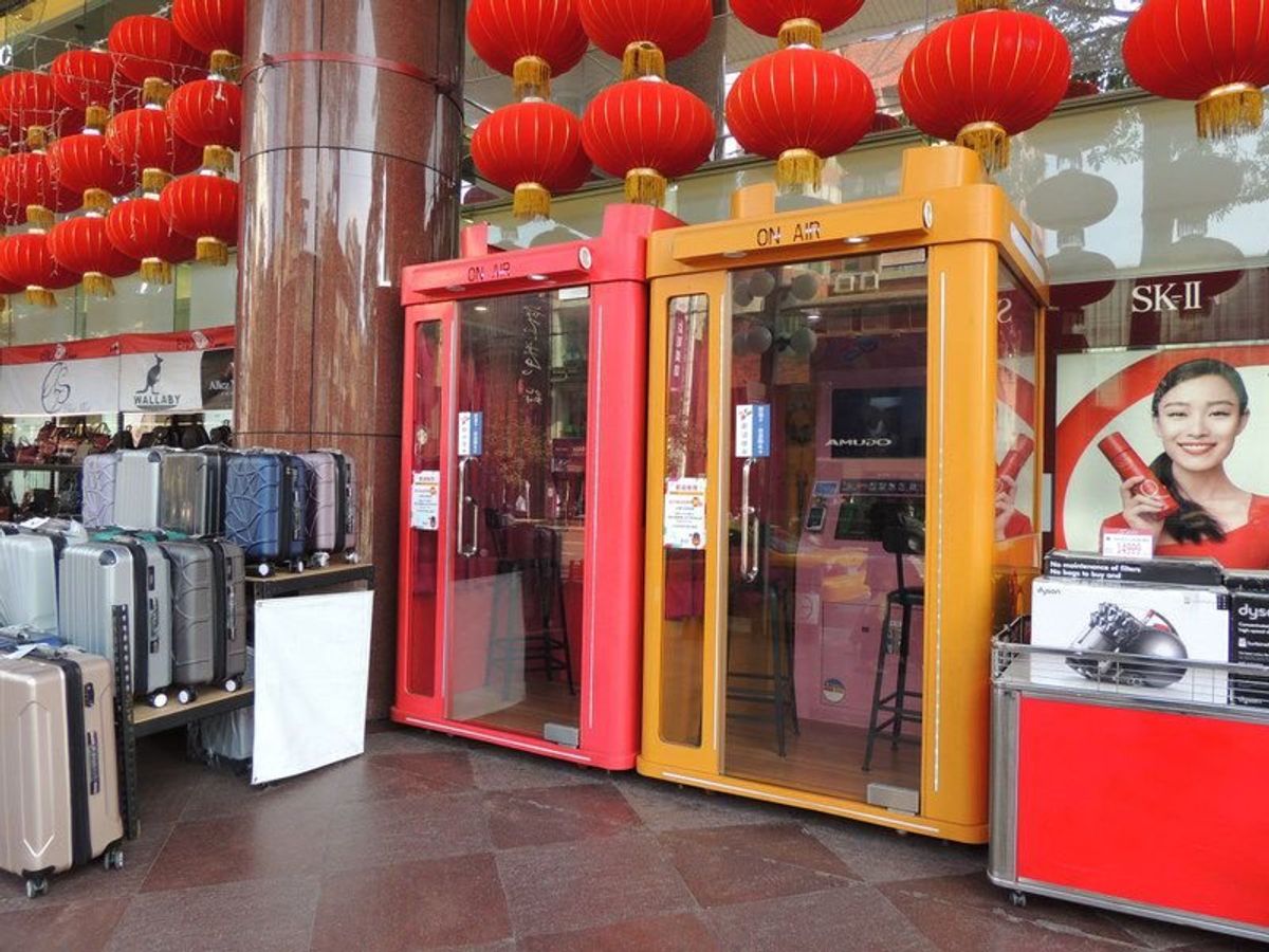 SOGOの入口にあったカラオケボックス。
途中大人のおもちゃの自販機もあった。