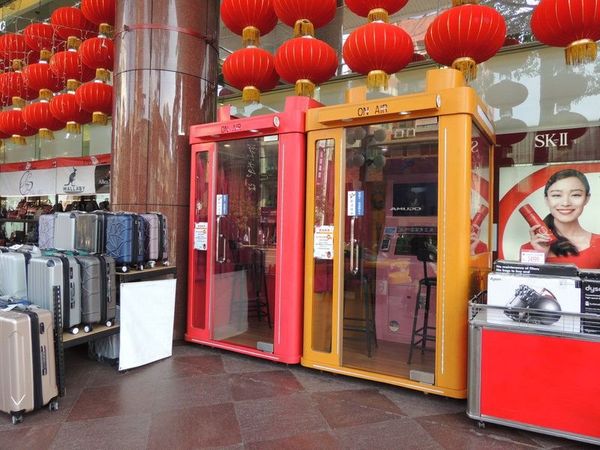 台湾・台南「2019年 高雄・台南」の写真：SOGOの入口にあったカラオケボックス。...