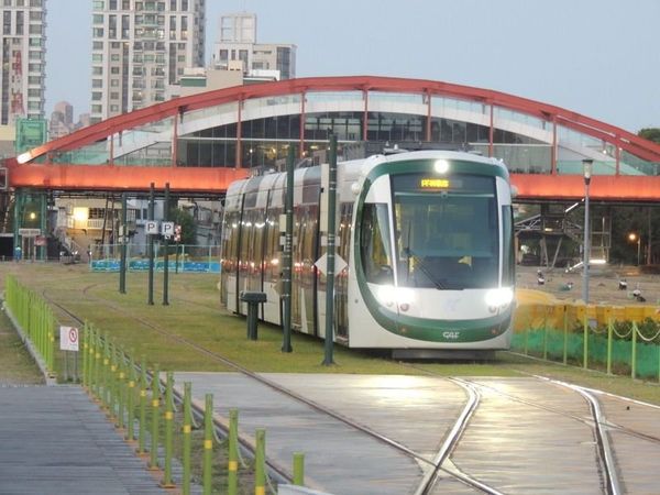 台湾・台南「2019年 高雄・台南」の写真：LRTで移動です。
