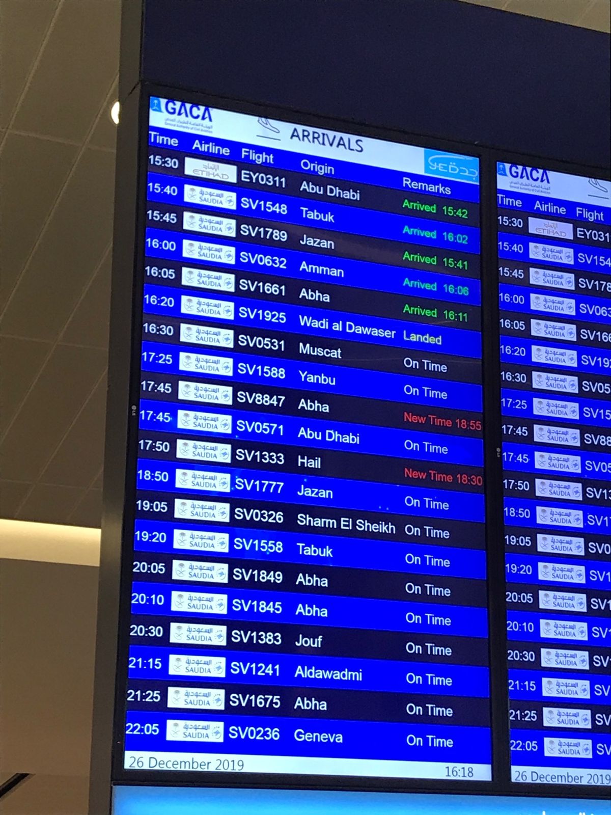 ジェッダ空港。
巨大な水槽がお出迎え🐟
ちょうど水槽のお掃除中でした。