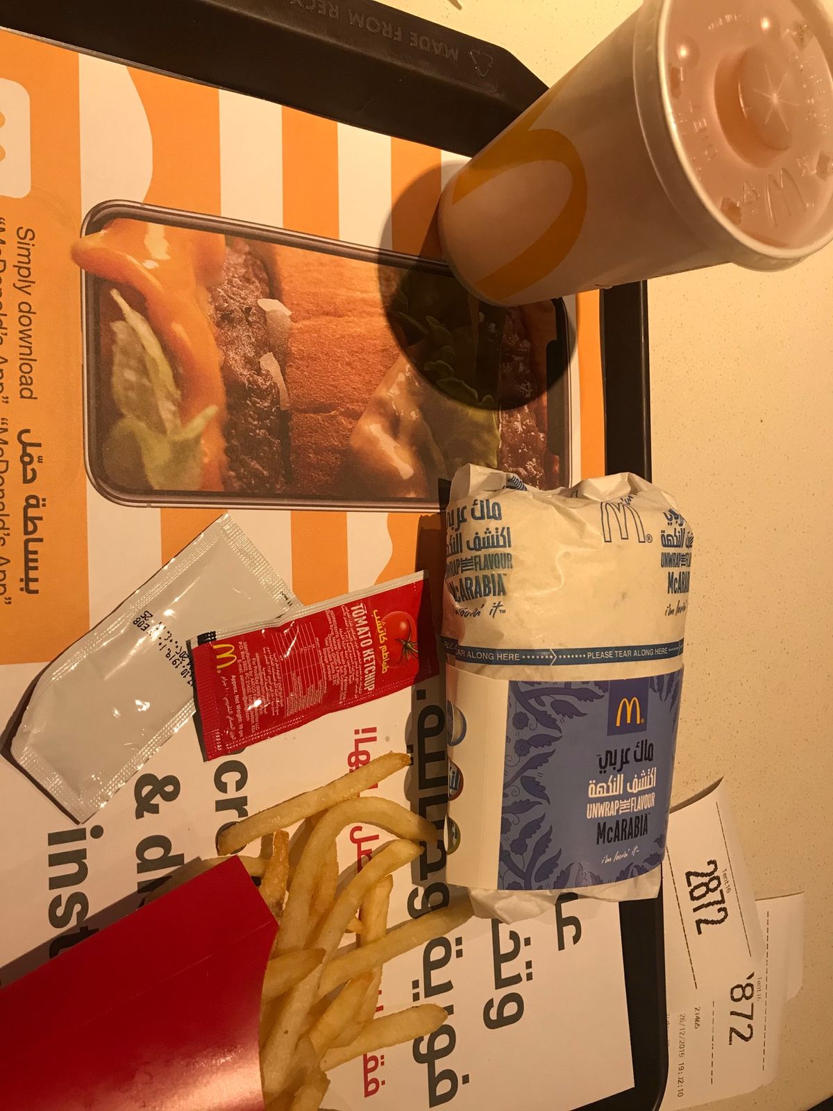 マクドナルドへ。
入り口が分かれていました。
女性の場合ファミリーの入り口...