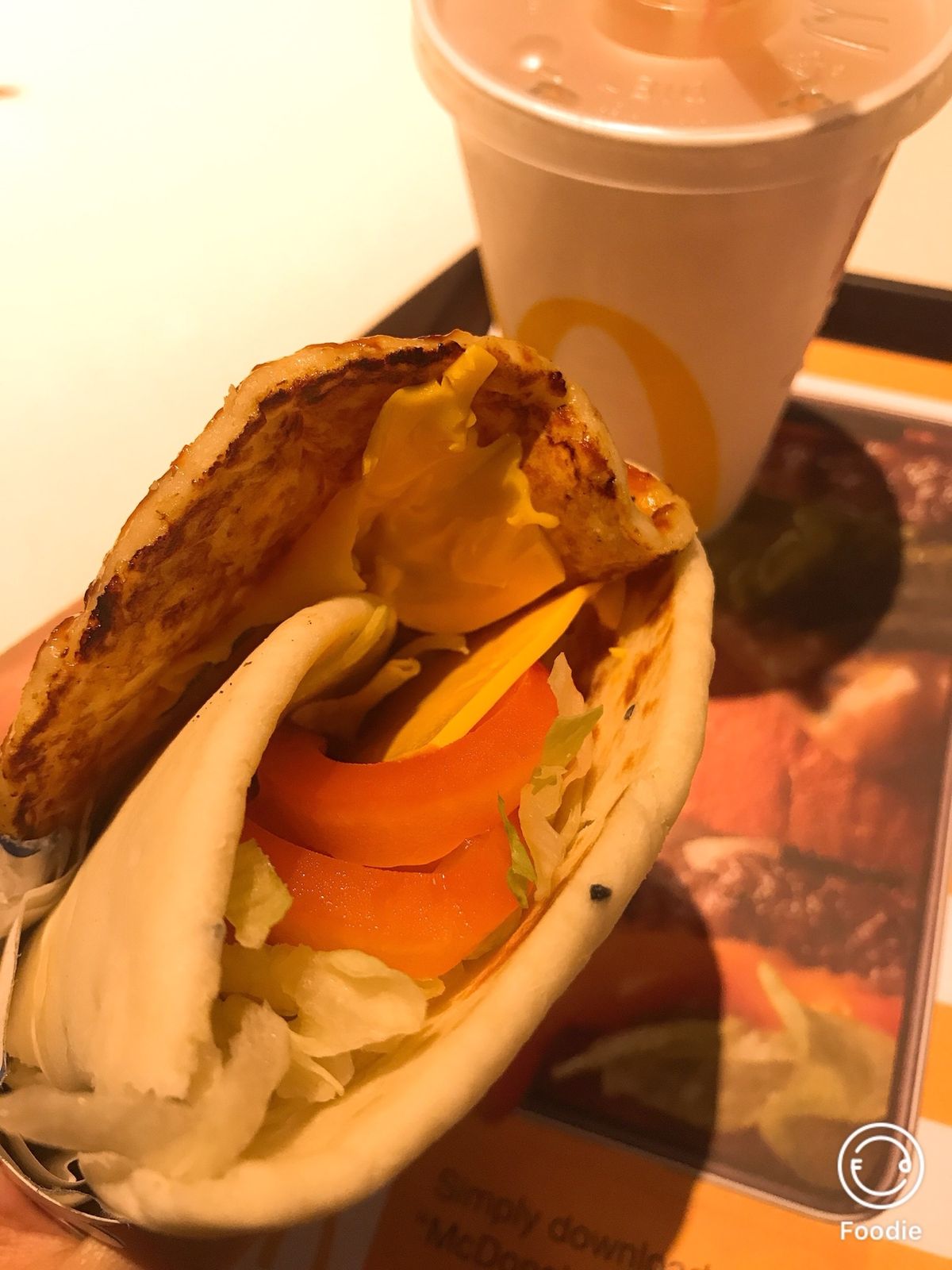 マクドナルドへ。
入り口が分かれていました。
女性の場合ファミリーの入り口...