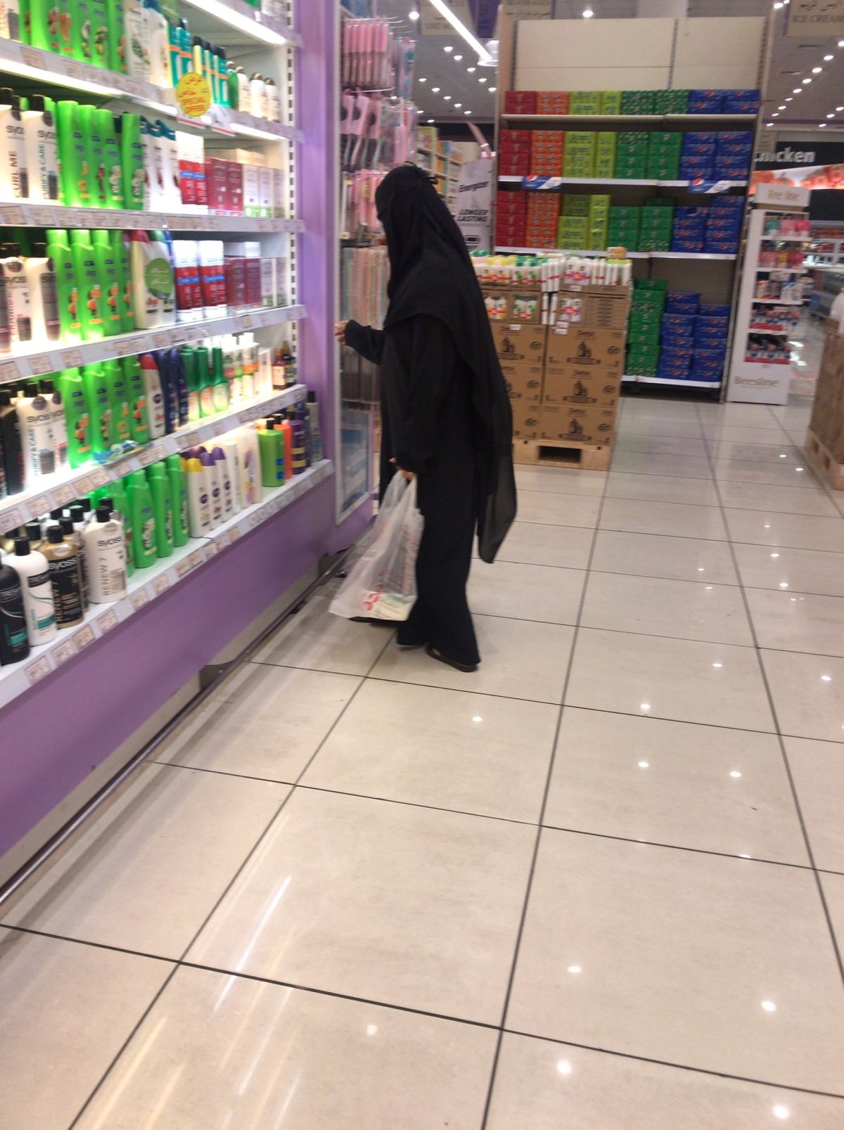 アバヤを探して街中のスーパーを探索。
でもスーパーには売っていませんでした...