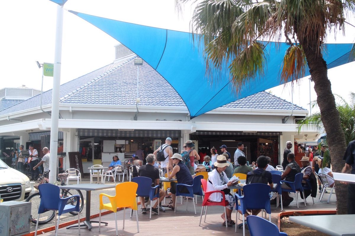 12/31 ヌメア
頑張って早起きして、バスで朝市のマルシェへ。
チョコデ...