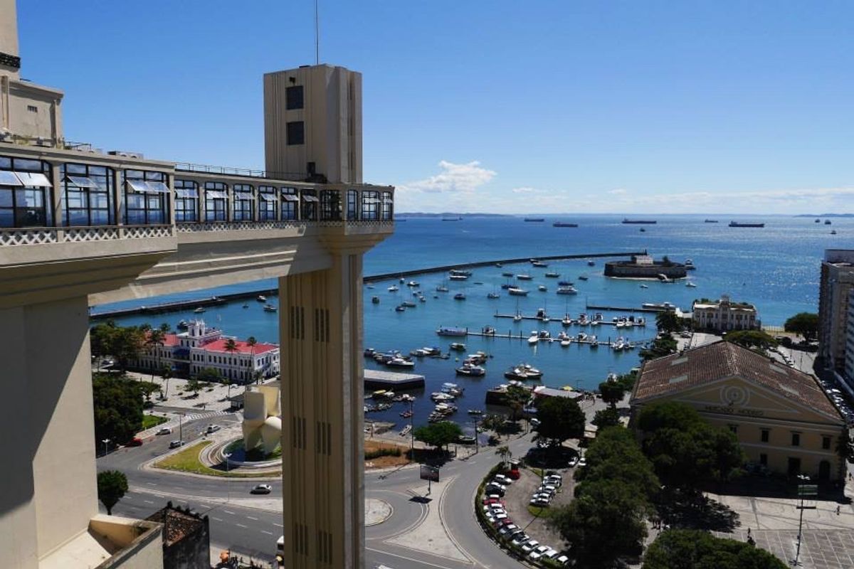 サルバドールの旧市街は観光名所の一つです。
カラフルな街並みが印象的。
半...