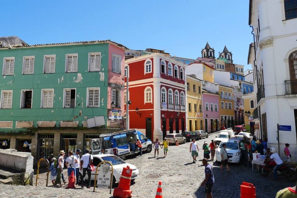 サルバドールの旧市街は観光名所の一つです。
カラフルな街並みが印象的。
半...