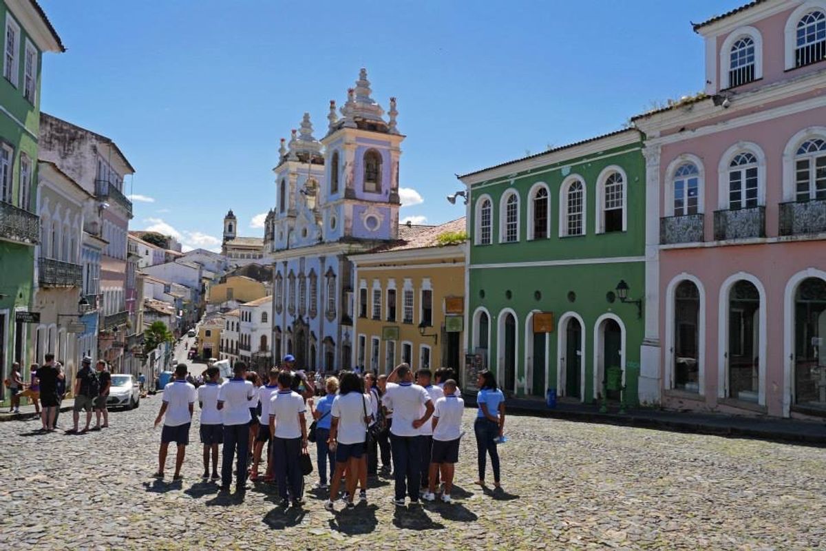サルバドールの旧市街は観光名所の一つです。
カラフルな街並みが印象的。
半...
