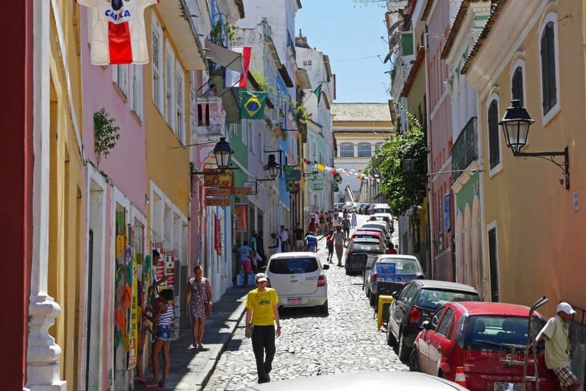 サルバドールの旧市街は観光名所の一つです。
カラフルな街並みが印象的。
半...