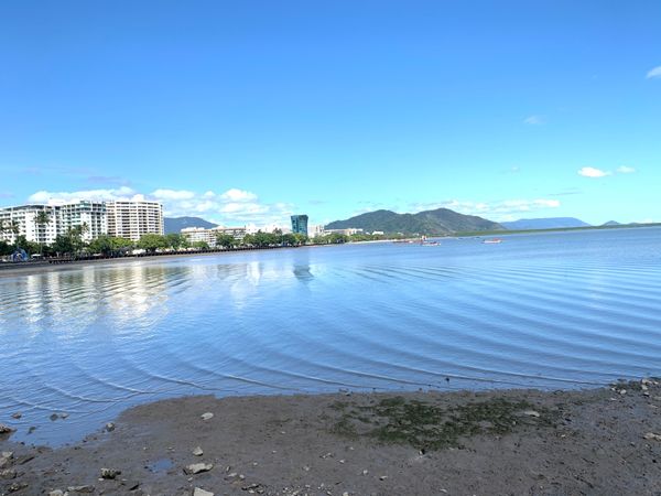 オーストラリア連邦・ケアンズ「年末年始ケアンズ」の写真：雲一つないケアンズ市内からみえる海はこん...