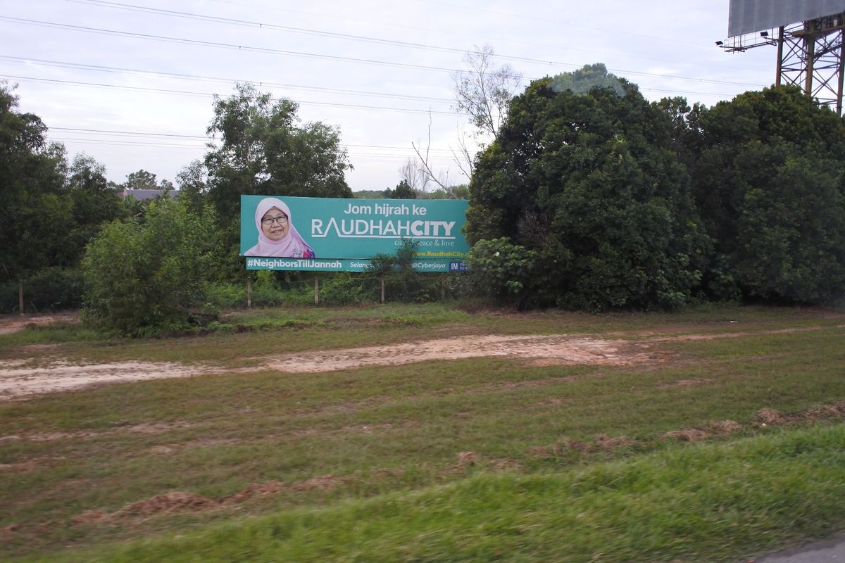 7日の深夜に日本を出て、8日早朝マレーシア着。空港から1時間程度でプトラジ...