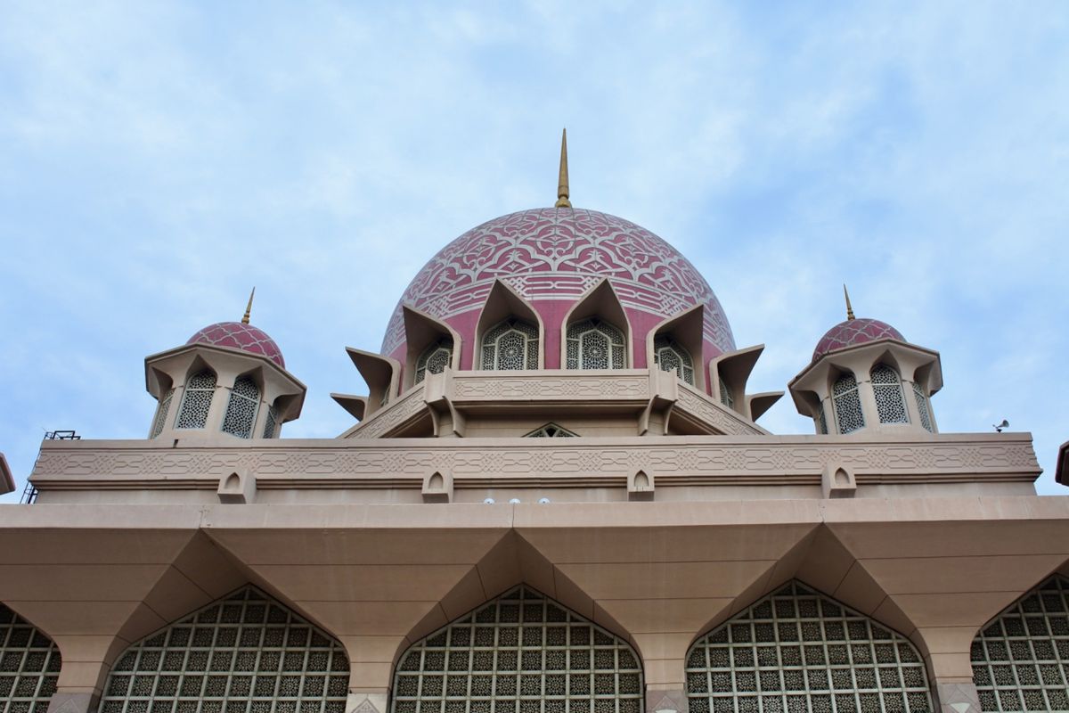 プトラモスクは非常に美しくてよかったです。入るにはローブみたいなの着るので...