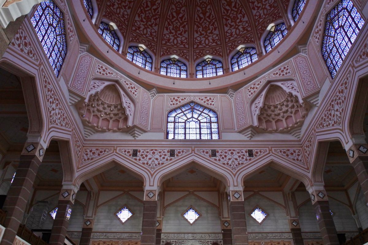 プトラモスクは非常に美しくてよかったです。入るにはローブみたいなの着るので...