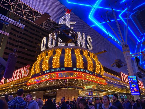 アメリカ(米国)・ラスベガス「〜ラスベガス〜低クオリティ偽物人気キャラに営業されがち🇺🇸」の写真：ダウンタウン、せっかくのiphone11...