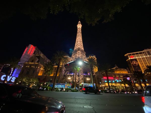 アメリカ(米国)・ラスベガス「〜ラスベガス〜低クオリティ偽物人気キャラに営業されがち🇺🇸」の写真：このあとすぐ偽ミッキーに邪魔されてバチギレ