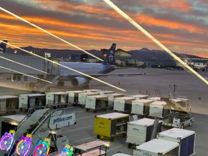 アラスカ航空の尾翼って絶対寺尾聰(違う)