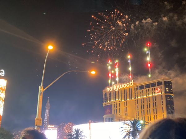 アメリカ(米国)・ラスベガス「〜ラスベガス〜低クオリティ偽物人気キャラに営業されがち🇺🇸」の写真：年越し人多すぎて周りにいる人たちは危ない...