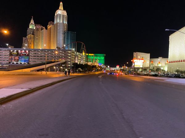 アメリカ(米国)・ラスベガス「〜ラスベガス〜低クオリティ偽物人気キャラに営業されがち🇺🇸」の写真：卍人少なすぎるベガスのホコ天のど真ん中を歩く卍