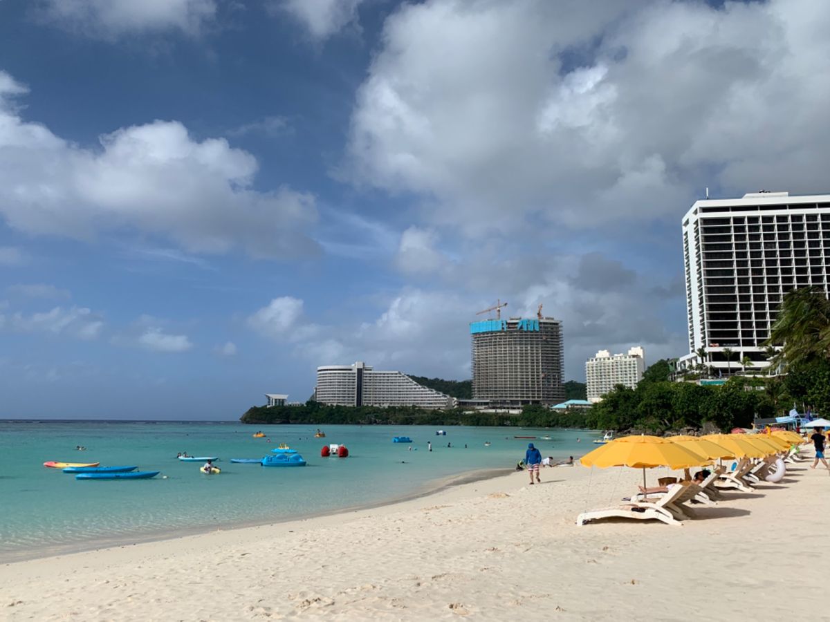 朝市に行った
街中のビーチがきれいで驚いた