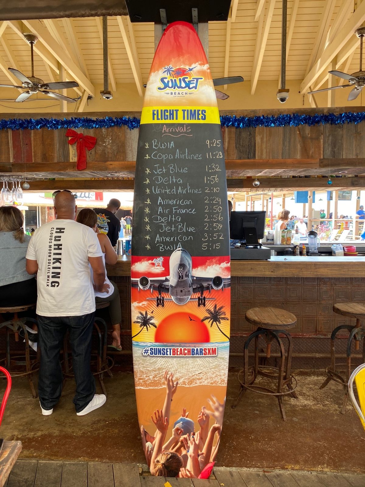 マホビーチで頭上を飛んでく飛行機見てテンション上がりました。
着陸時間はサ...